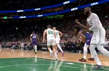 百家乐网站-杰伦-布朗向裁判抱怨领到技术犯规，目前17投仅5中砍下16分