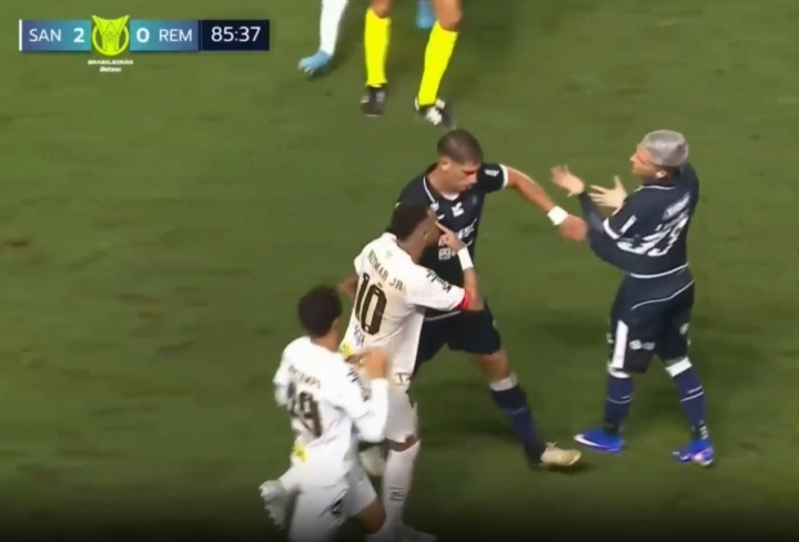 百家乐网站-被犯规后与对手冲突染黄！裁判报告：内马尔以不尊重比赛方式行事